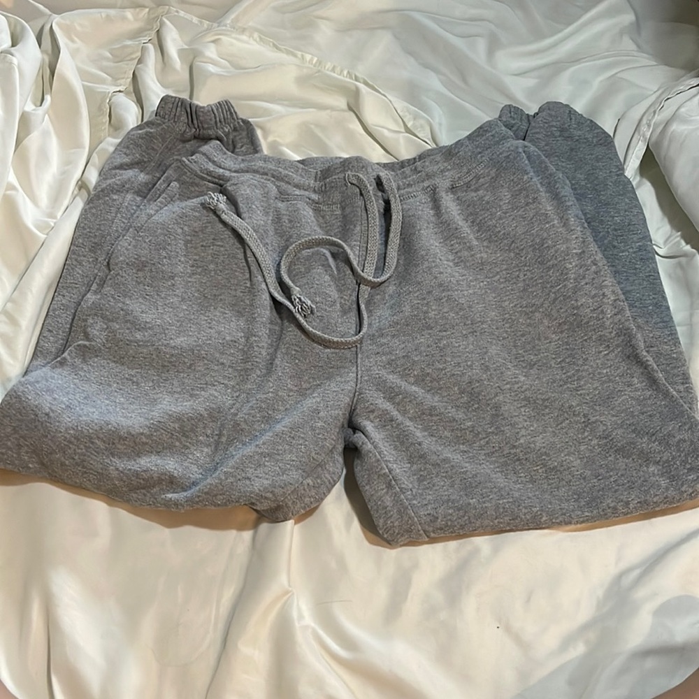 gray sweatpants